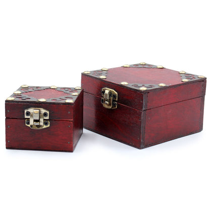 MDF Gothic Square Vintage-Boxen – Set aus 2 roten, quadratischen MDF-Aufbewahrungsboxen mit Messing-Verschlussbeschlägen und dekorativen Nieten