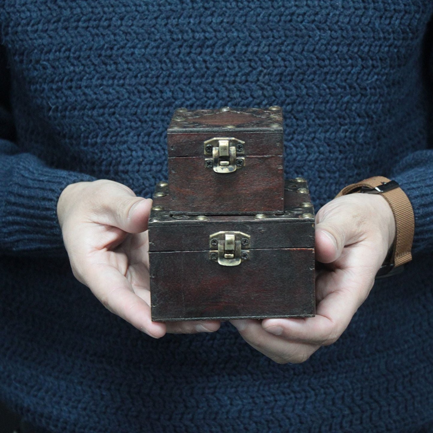 MDF Gothic Square Vintage-Boxen – 2er-Set, in den Händen gehalten, gestapelte Aufbewahrungsboxen in dunkler Holzoptik mit Messingverschluss