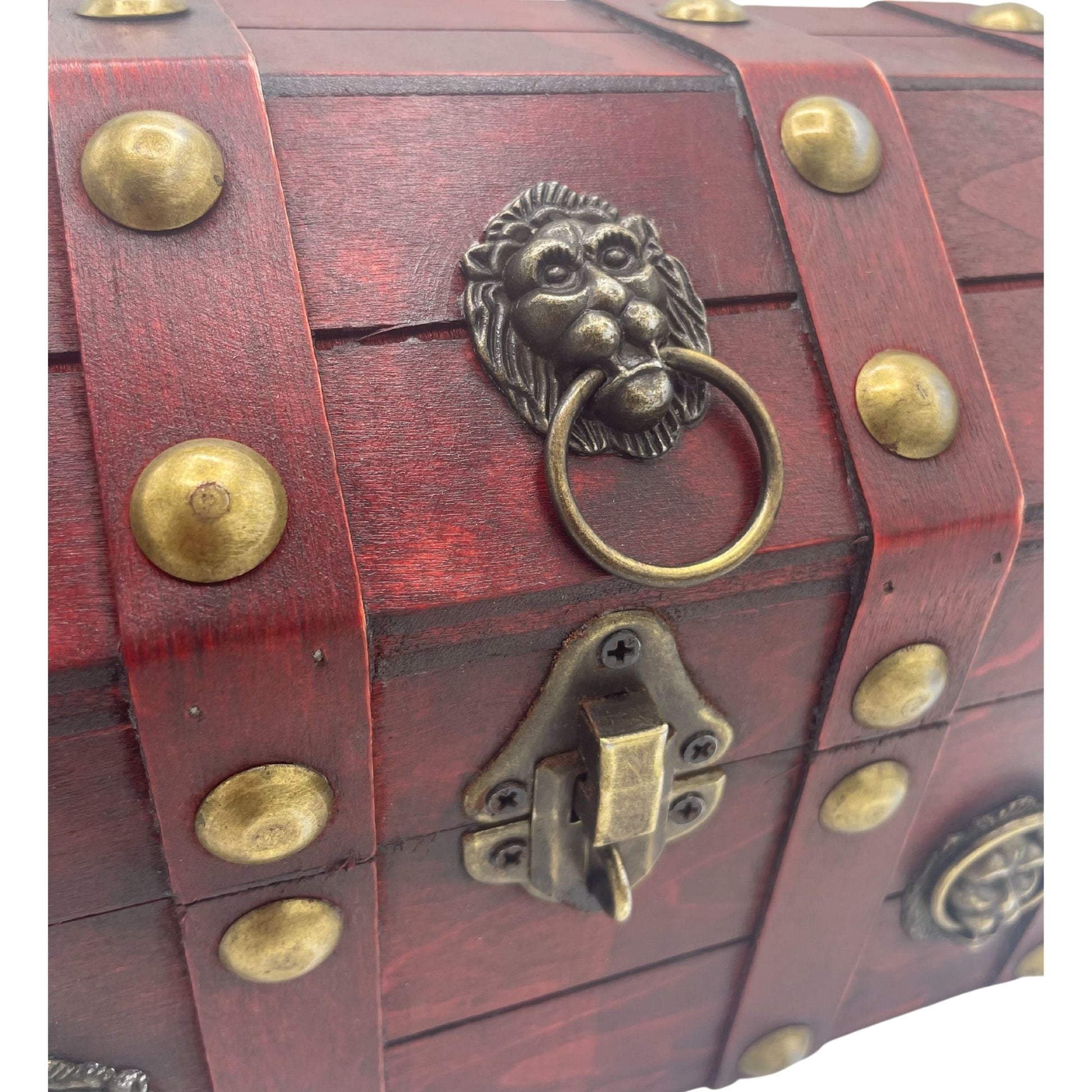 Alt Tag: MDF & Metal Treasure Chest – 21x15.5x16 CM, cofre vintage de MDF y metal con tachuelas doradas, cierre y tirador de león