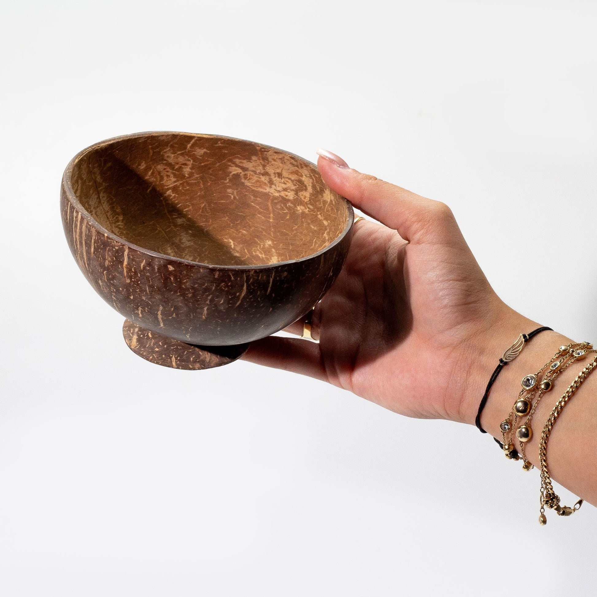 Alt Tag: Medium kokosnötsskål i skal – 8x13 CM skål som hålls i handen, handgjort kokosnötsskal med naturlig ådring och fast stativ