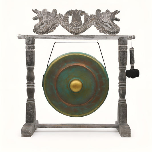 Alt Tag: Gong mediano en soporte – 50 CM – Greenwash, gong verde colgado en soporte de madera tallada con mazo