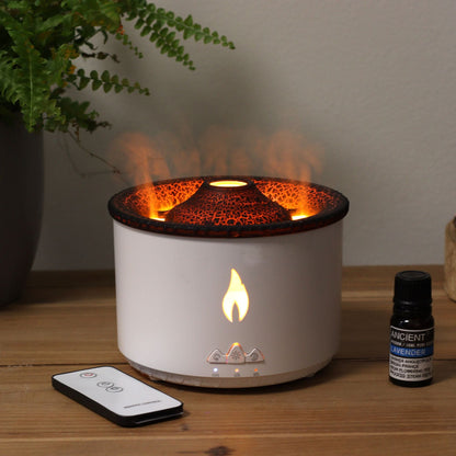 Medium aromadiffuser med Volcano Effect (kontakt) – två färger på bord med vulkanliknande dimma, fjärrkontroll och flaska med eterisk olja