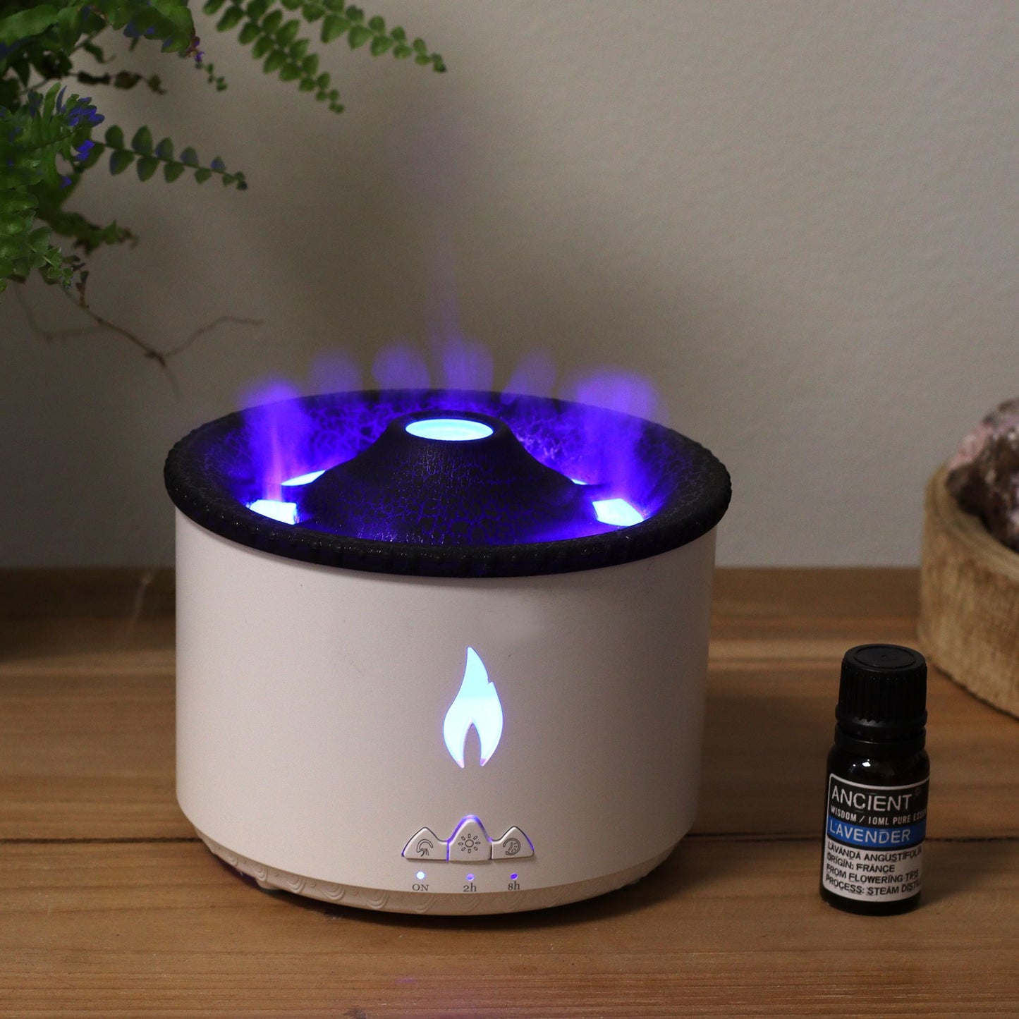Medium Aroma Diffuser med Volcano Effect (plug-in) – två färger med vulkanliknande dimma och blått LED-ljus på ett träbord