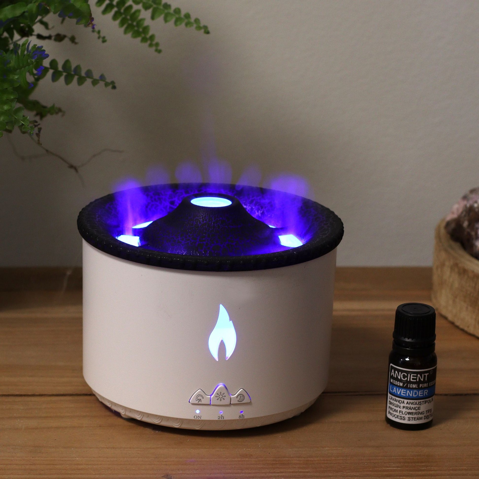 Medium Aroma Diffuser med Volcano Effect (plug-in) – två färger med vulkanliknande dimma och blått LED-ljus på ett träbord