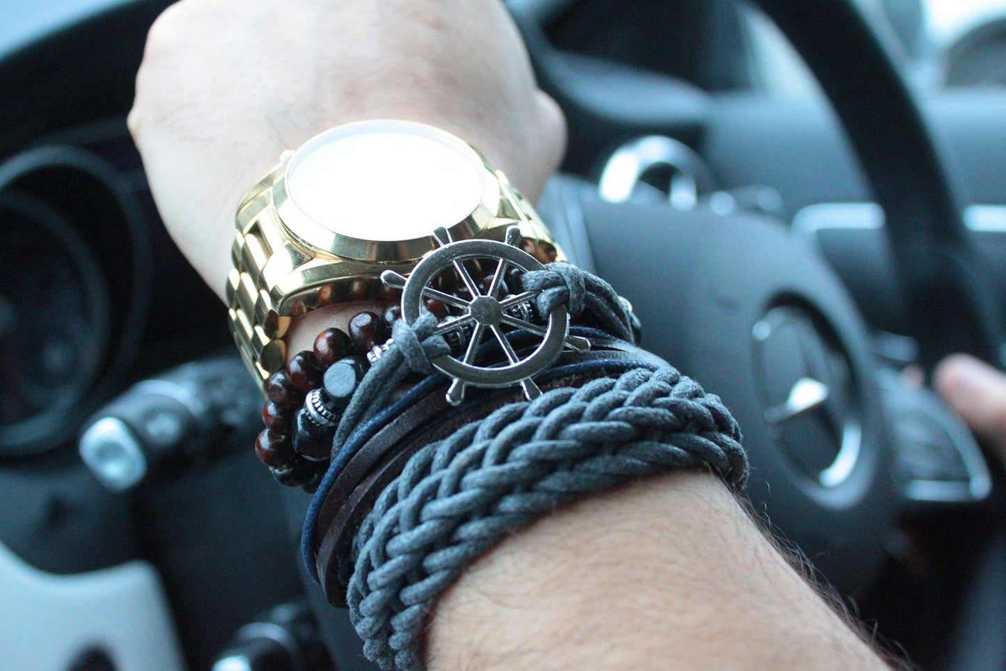 Alt Tag: Men’s Bracelet Set – Black & Macho (Assorted) en muñeca, pulseras negras trenzadas y de cuentas con acento metálico, estilo masculino