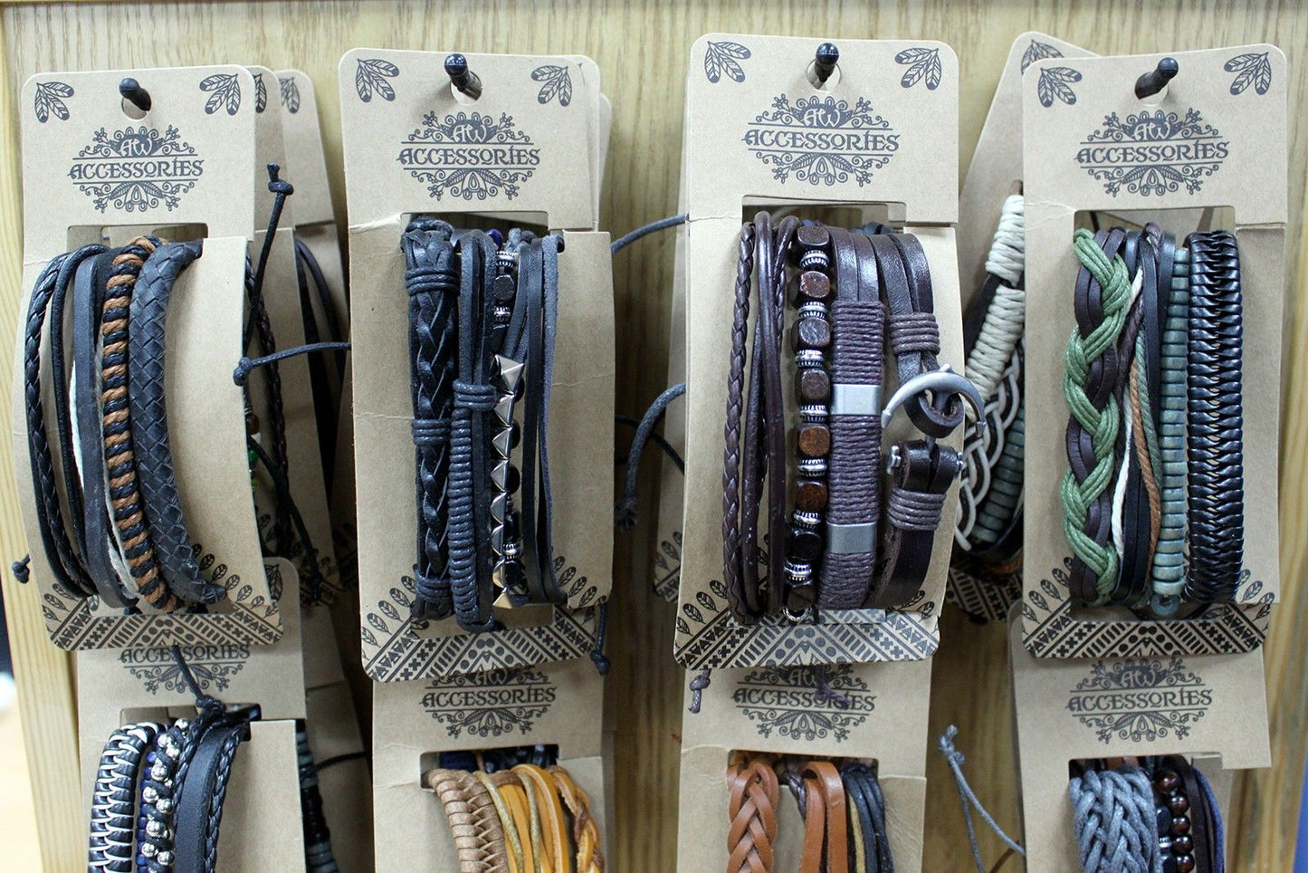 Men’s Bracelet Set – Moody & Blue (Assorted) con pulseras masculinas en tonos azul marino, cuero trenzado, cuentas y detalles metálicos