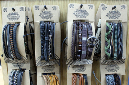 Men’s Bracelet Set – Moody & Blue (Assorted) con pulseras masculinas en tonos azul marino, cuero trenzado, cuentas y detalles metálicos