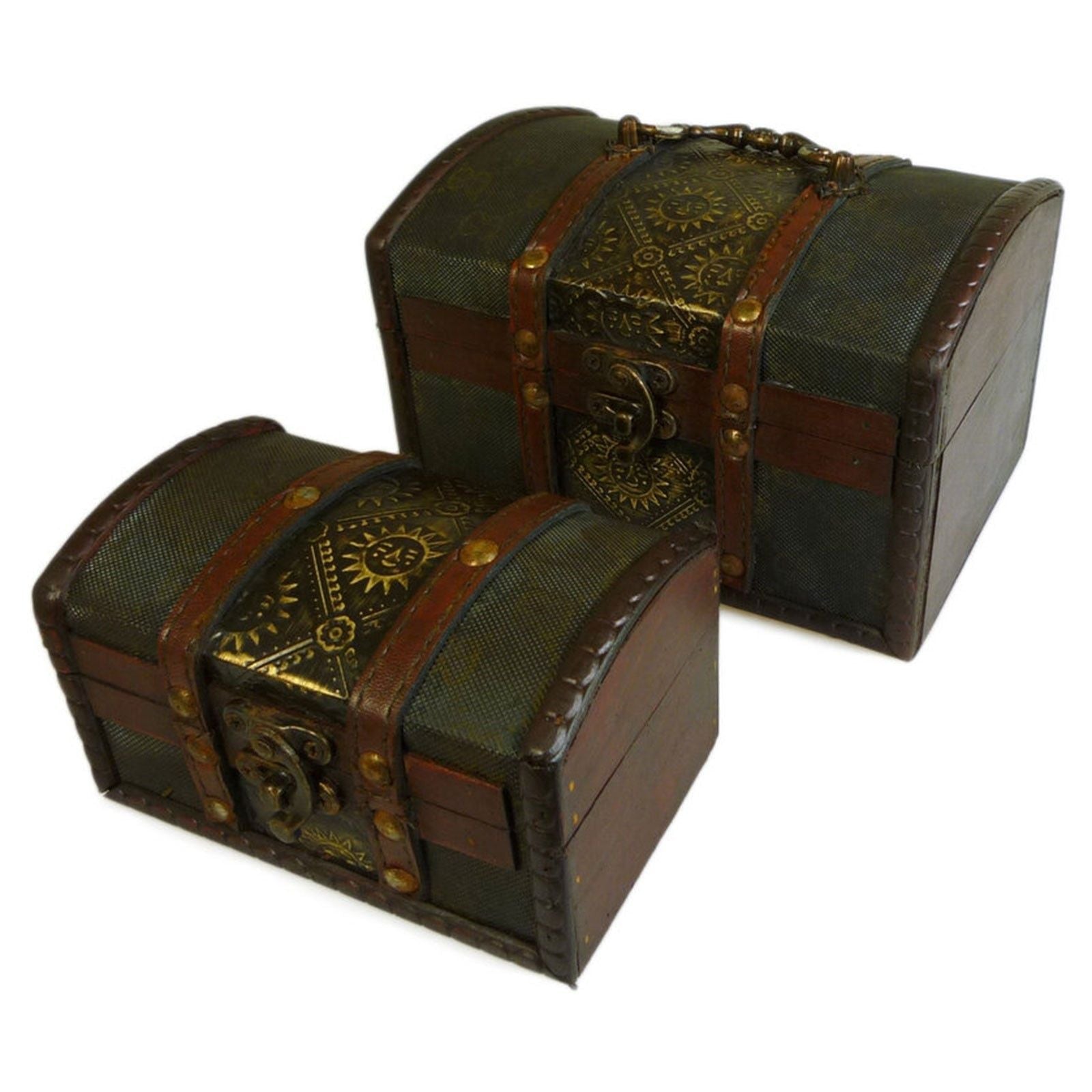 Alt-Tag: Metallgeprägte Vintage-Boxen – 2er-Set mit geprägten Metallpaneelen, Messingbeschlägen und Ledergriffen, dekorative Aufbewahrungstruhen