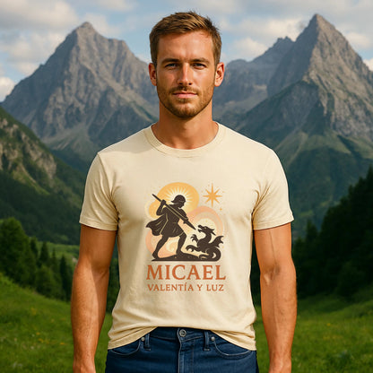 Alt Tag: Modelo con camiseta Micael Valentia Luz Organica 100% Organic Cotton T-Shirt color crema con gráfico, en paisaje de montaña
