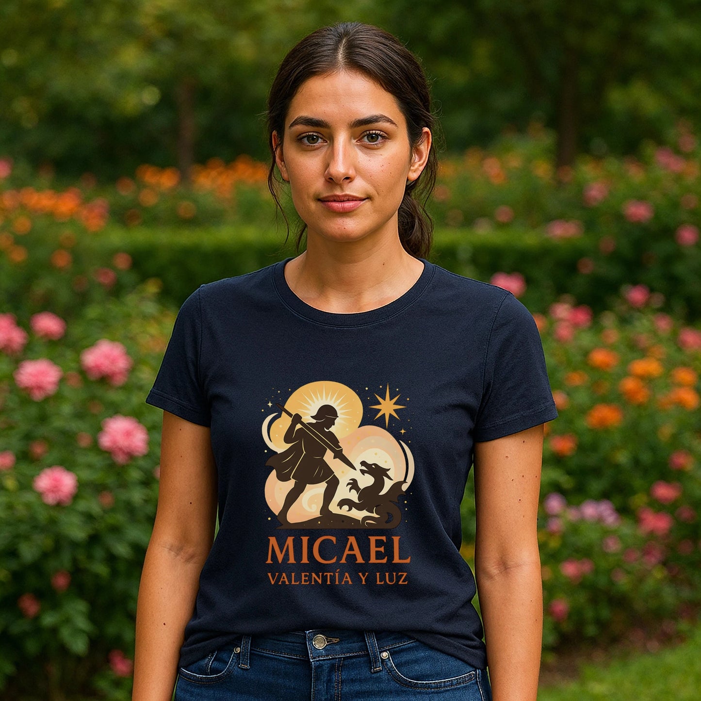 Alt Tag: Mujer usando Micael Valentia Luz Organica 100% Organic Cotton T-Shirt azul marino con gráfico y texto “MICAEL” en jardín
