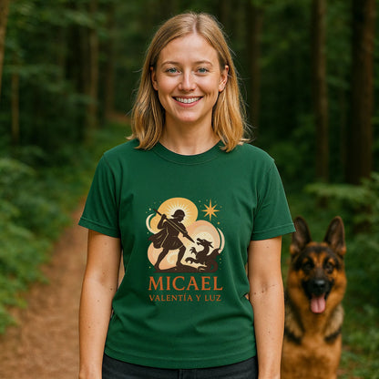 Micael Valentia Luz Organica 100% Organic Cotton T-Shirt verde en modelo, diseño gráfico Micael Valentia y Luz, foto al aire libre