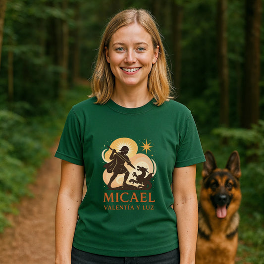 Micael Valentia Luz Organica 100% Organic Cotton T-Shirt verde en modelo, diseño gráfico Micael Valentia y Luz, foto al aire libre