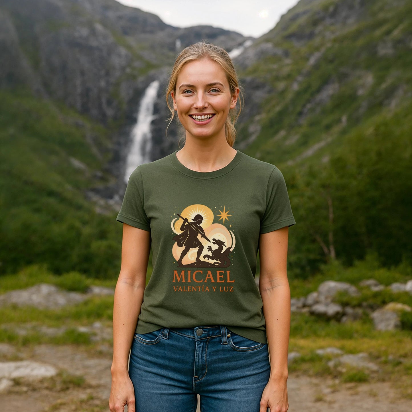 Alt Tag: Micael Valentia Luz Organica 100% Organic Cotton T-Shirt verde oliva con gráfico, modelo al aire libre frente a cascada