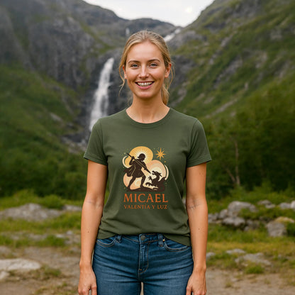 Alt Tag: Micael Valentia Luz Organica 100% Organic Cotton T-Shirt verde oliva con gráfico, modelo al aire libre frente a cascada