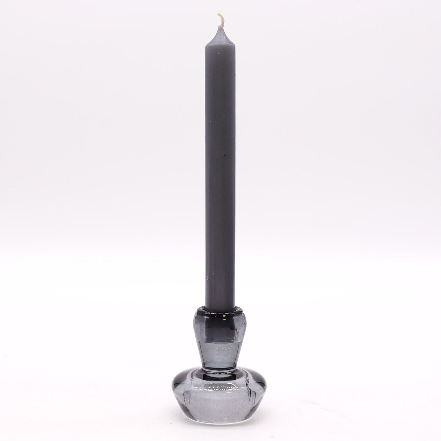 Portavelas de vidrio gris medianoche – Set de 6,2x7 CM con portavelas de vidrio prensado gris oscuro y vela cónica negra sobre fondo blanco