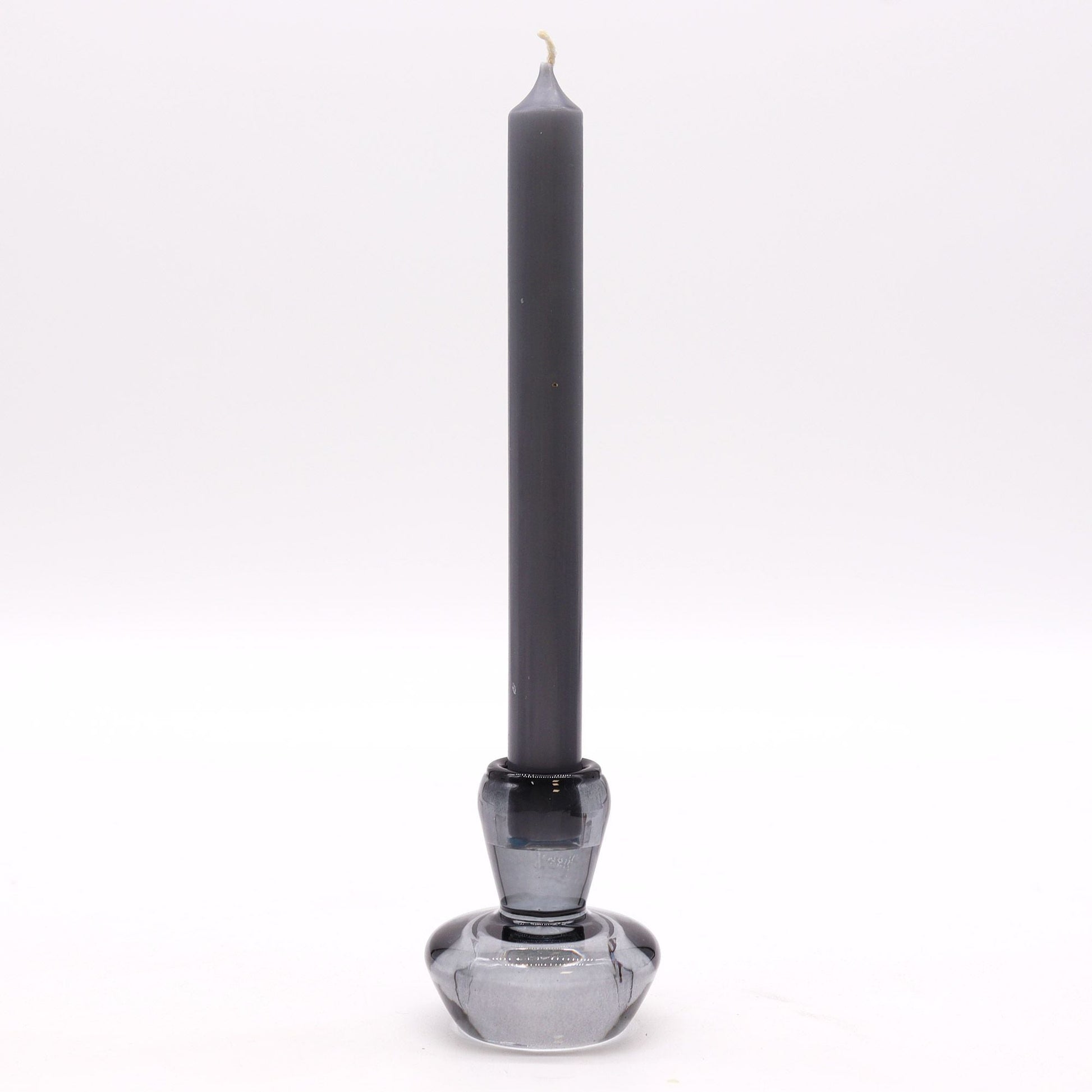 Portavelas de vidrio gris medianoche – Set de 6,2x7 CM con portavelas de vidrio prensado gris oscuro y vela cónica negra sobre fondo blanco