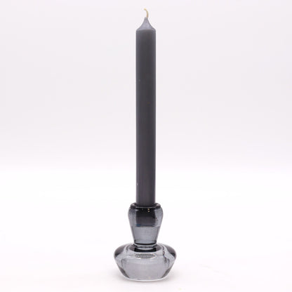 Portavelas de vidrio gris medianoche – Set de 6,2x7 CM con portavelas de vidrio prensado gris oscuro y vela cónica negra sobre fondo blanco