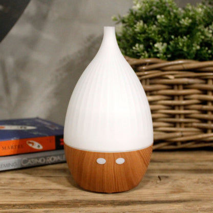 Milan Zerstäuber – USB – kompakter Ultraschall-Diffusor mit Farbwechsel, mit Holzoptik-Basis und weißem Oberteil, auf dem Tisch