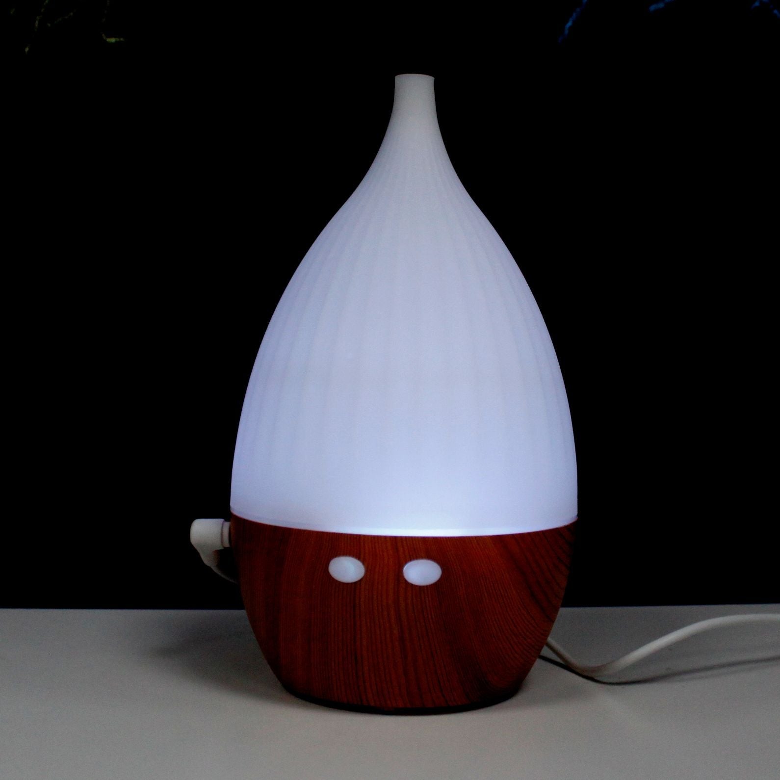 Milan Zerstäuber – USB – Ultraschall-Aromadiffusor für ätherische Öle mit Farbwechsel-LED-Licht, Tropfen-Design, Sockel in Holzoptik
