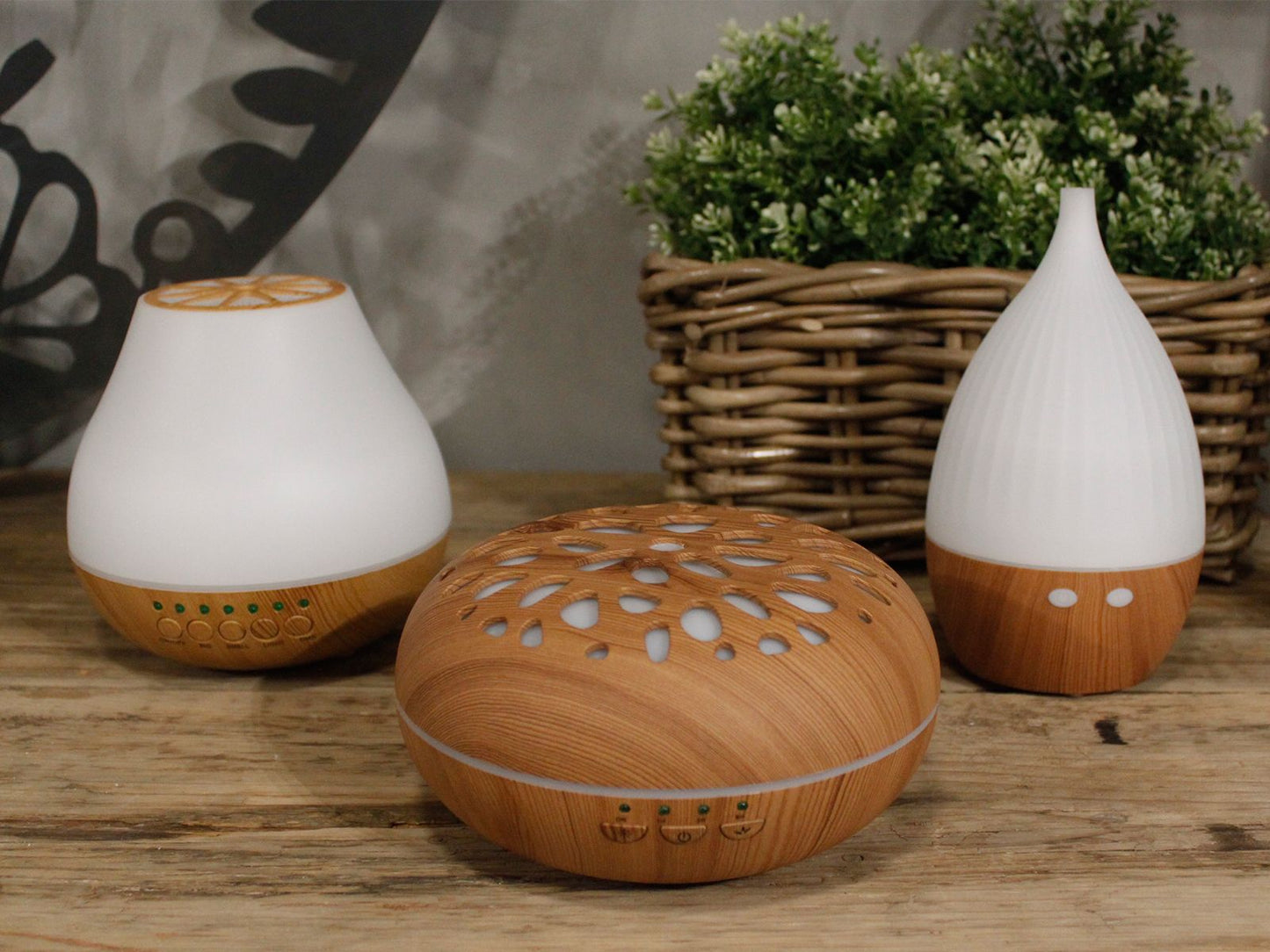 Milan Zerstäuber – USB – kompakter ätherischer-Öle-Diffuser mit Farbwechsel, Holzmaserung-Finish und LED-Licht, auf einem Holztisch abgebildet