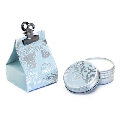 Mint Chocolate Vegan Lip Balm – 12G en lata metálica con tapa, junto a caja azul con clip, aroma menta chocolate