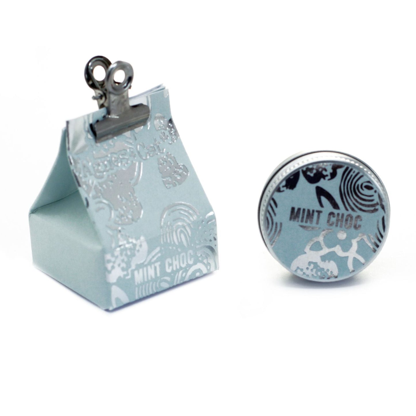 Alt Tag: Mint Chocolate Vegan Lip Balm – 12G en lata, aroma menta chocolate, con empaque azul y clip metálico