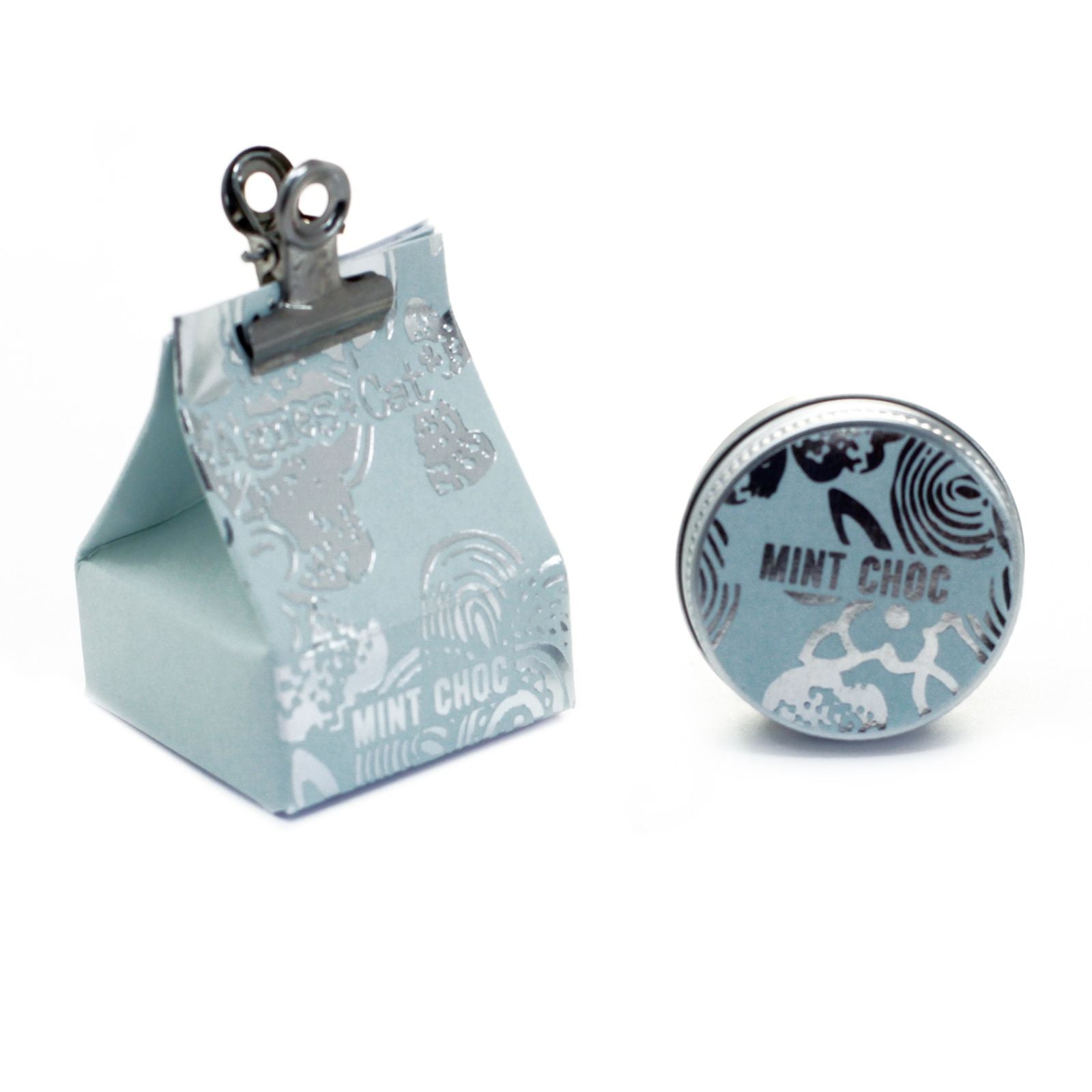 Alt Tag: Mint Chocolate Vegan Lip Balm – 12G en lata, aroma menta chocolate, con empaque azul y clip metálico