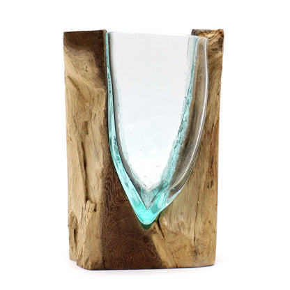 Alt-Tag: Kunstvase aus geschmolzenem Glas – V-Form auf Gamalholz, klares V-förmiges Glas, verschmolzen auf einem natürlichen Sockel aus Gamalholz