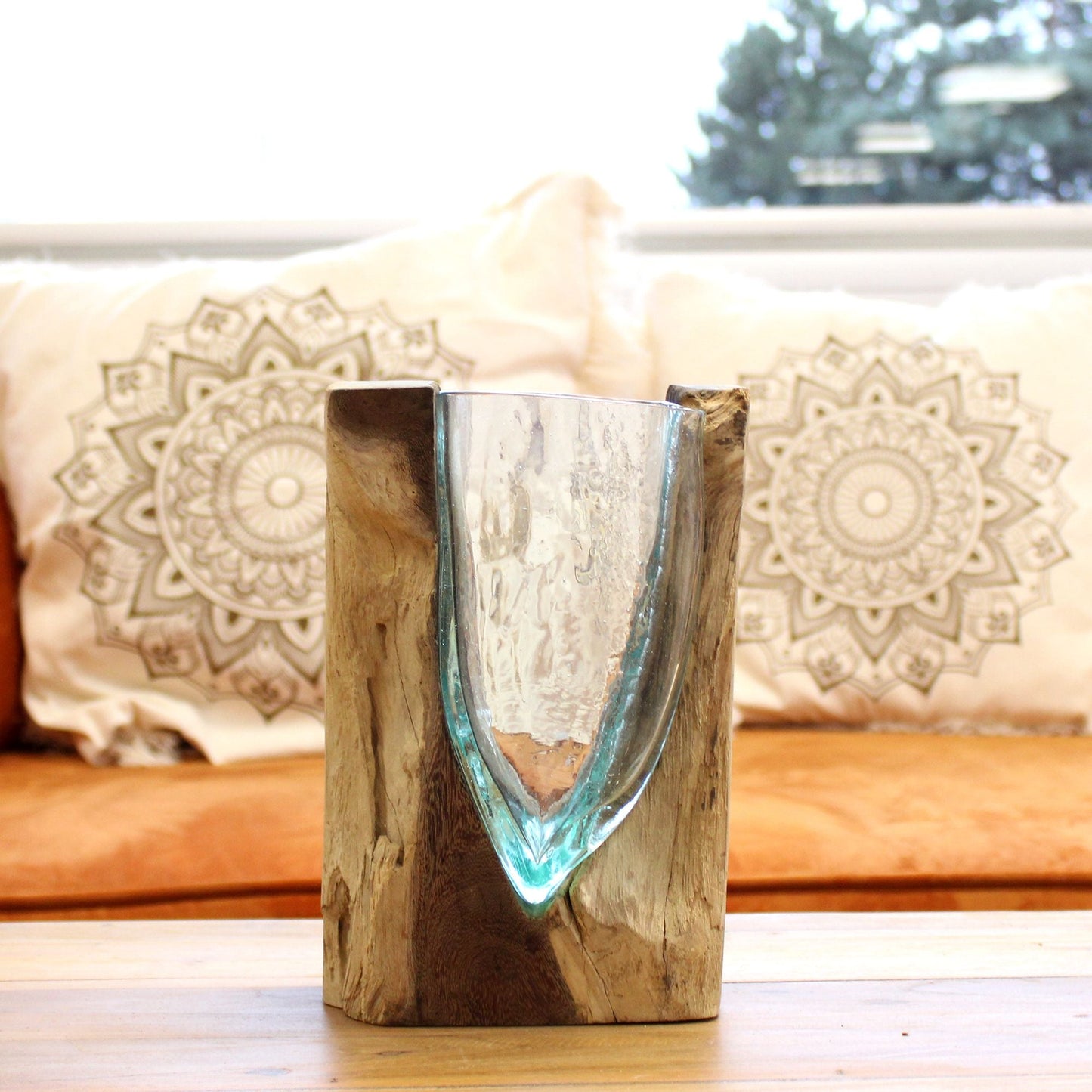 Alt-Tag: Kunstvase aus geschmolzenem Glas – V-Form auf Gamal-Holz, klares V-förmiges Glas, verschmolzen mit einem natürlichen Holzsockel, als Tischdeko