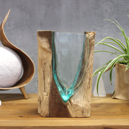 Kunstvase aus geschmolzenem Glas – V-förmig auf Gamal-Holz, handgefertigte V-förmige Vase aus klarem Glas, in einen natürlichen Holzsockel eingelassen, als Tischdekoration