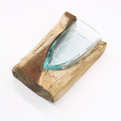 Alt-Tag: Kunstvase aus geschmolzenem Glas – V-förmig auf Gamalholz, klare V-förmige Schale aus geschmolzenem Glas, verschmolzen mit einem natürlichen Sockel aus Gamalholz