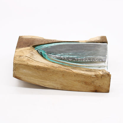 Alt-Tag: Kunstvase aus geschmolzenem Glas – V-Form auf Gamal-Holz mit klarem, aquafarbenem Glas, das in den natürlichen Holzsockel eingeschmolzen ist, moderne handgefertigte Deko