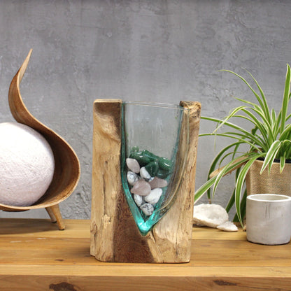 Vase aus geschmolzenem Glas – V-Form auf Gamal-Holz, grün getöntes Glas mit dekorativen Steinen, verschmolzen mit einem natürlichen Holzsockel für den Tisch