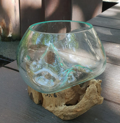 Smält glas på trä – liten skål, klar handblåst glasskål med organiskt formad siluett på en bas av återvunnet trä