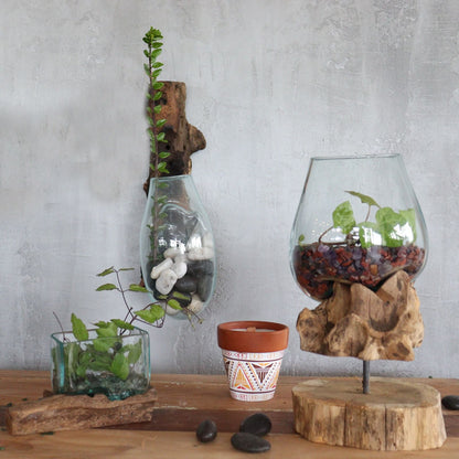 Smält glas på trä – hängande skål hängande terrariumskål på naturlig träbas med växter, handgjord glasdekoration från Bali