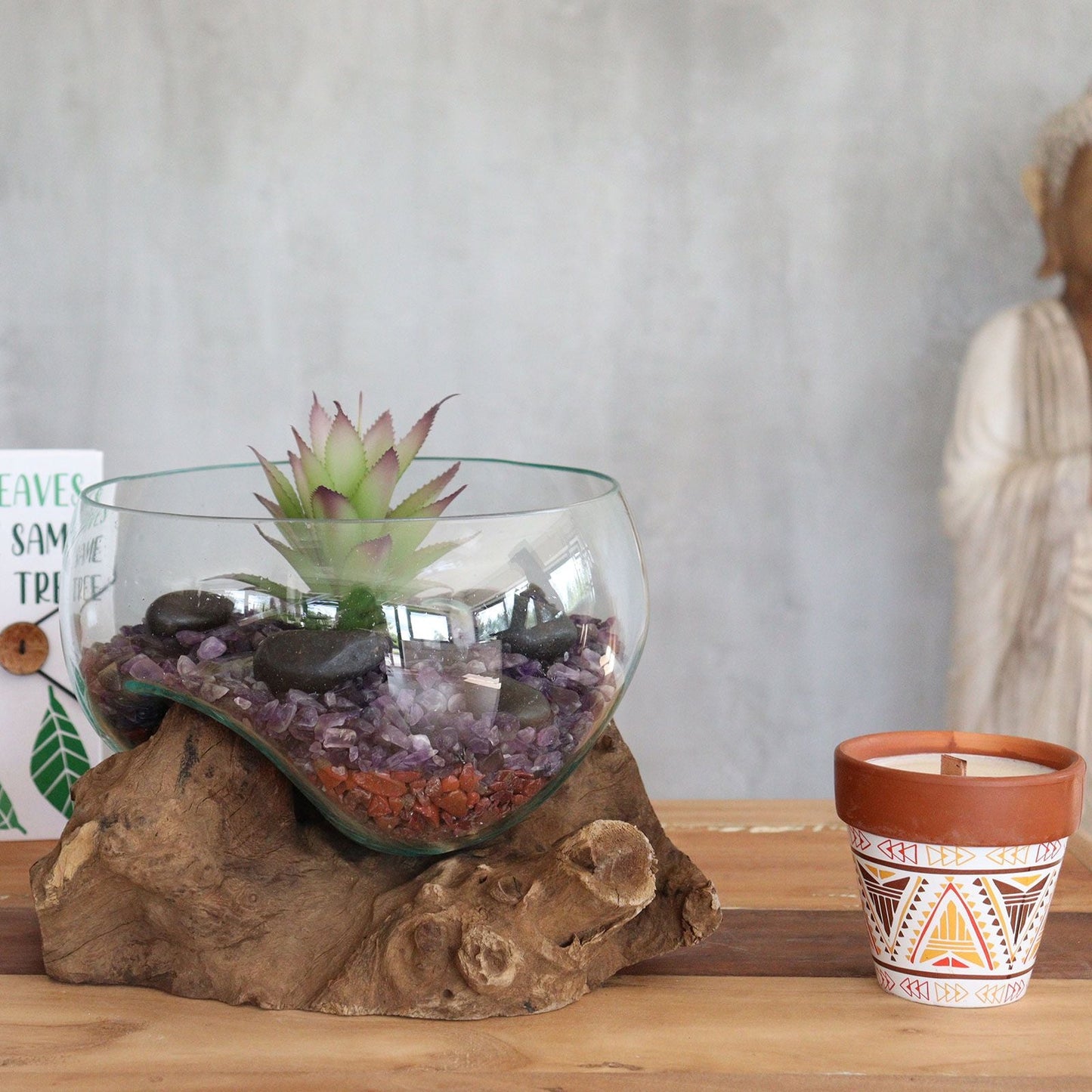 Smält glas på trä – Open Large Bowl handgjord glasskål på återvunnet träunderrede med mittdekor i form av ett succulentterrarium