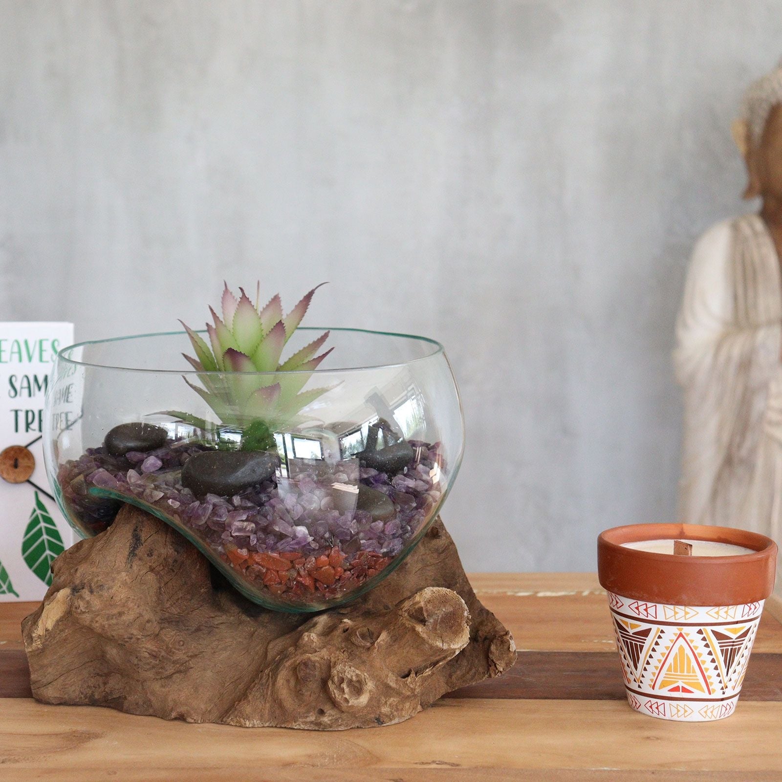 Smält glas på trä – Open Large Bowl handgjord glasskål på återvunnet träunderrede med mittdekor i form av ett succulentterrarium