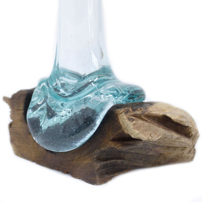 Molten Glass on Wood – Vas med klart handblåst glas format över en återvunnen bas av naturligt trä, ett dekorstycke skapat av hantverkare