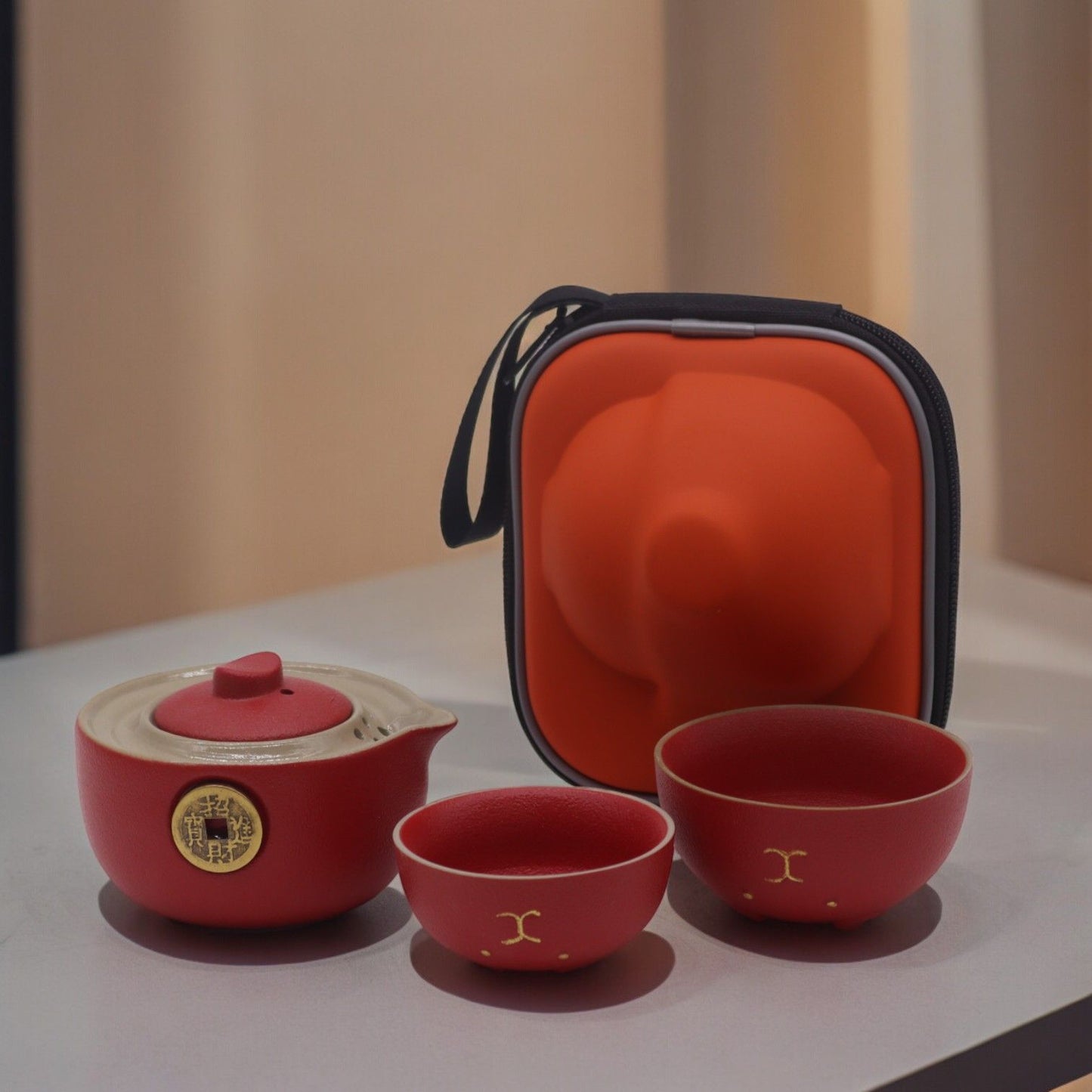 Alt Tag: Money Cat Teapot Set – Two Cups – Travel Pack – Red con tetera y dos tazas cerámicas rojas junto a estuche de viaje