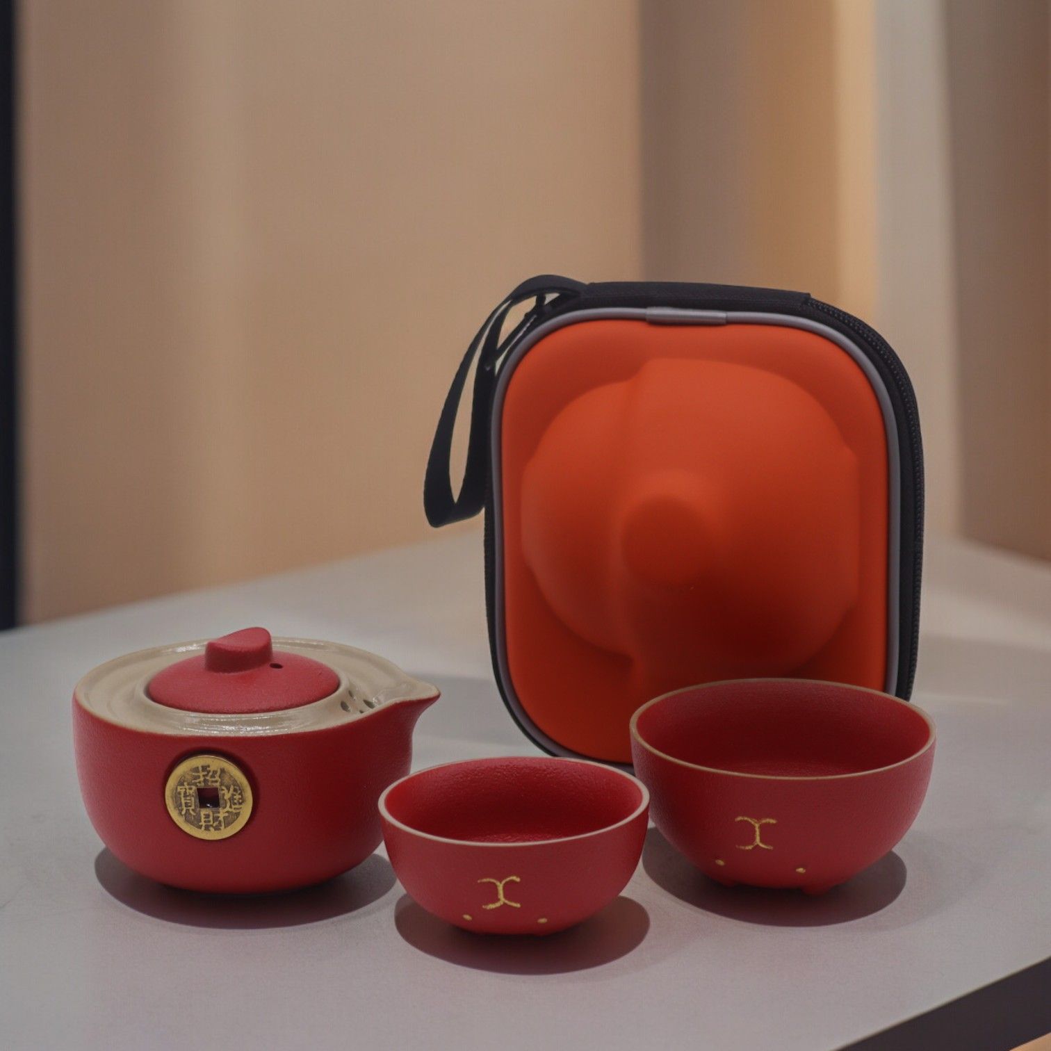 Alt Tag: Money Cat Teapot Set – Two Cups – Travel Pack – Red con tetera y dos tazas cerámicas rojas junto a estuche de viaje