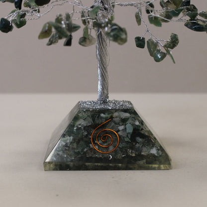 Moss Agate Gemstone Tree – 320 Stone orgonite base close-up with copper spiral and moss agate chips, 20.5x8 cm