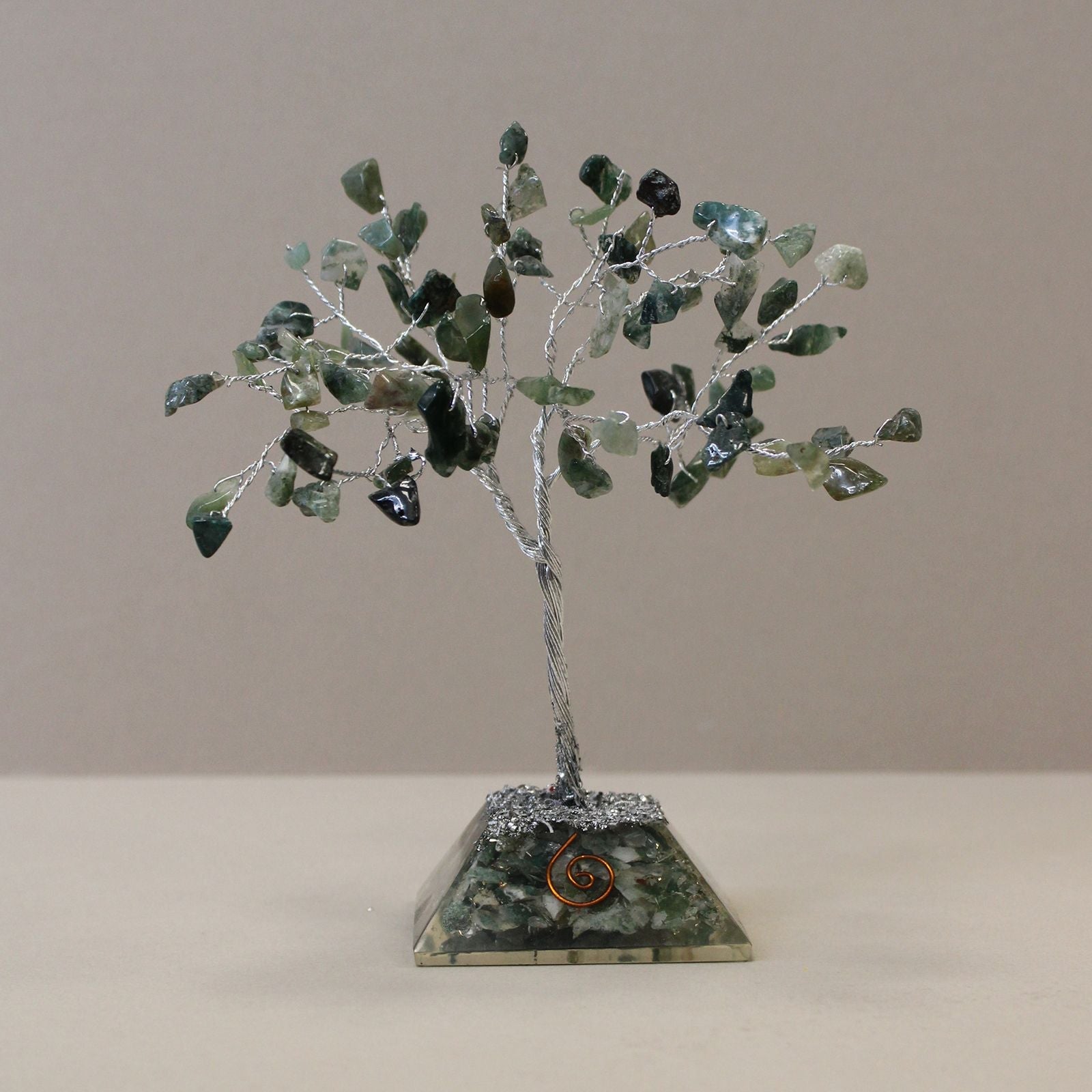 Moss Agate Gemstone Tree – 80 Stones con ramas de alambre y hojas de ágata verde, base de orgonita de resina, 15 cm