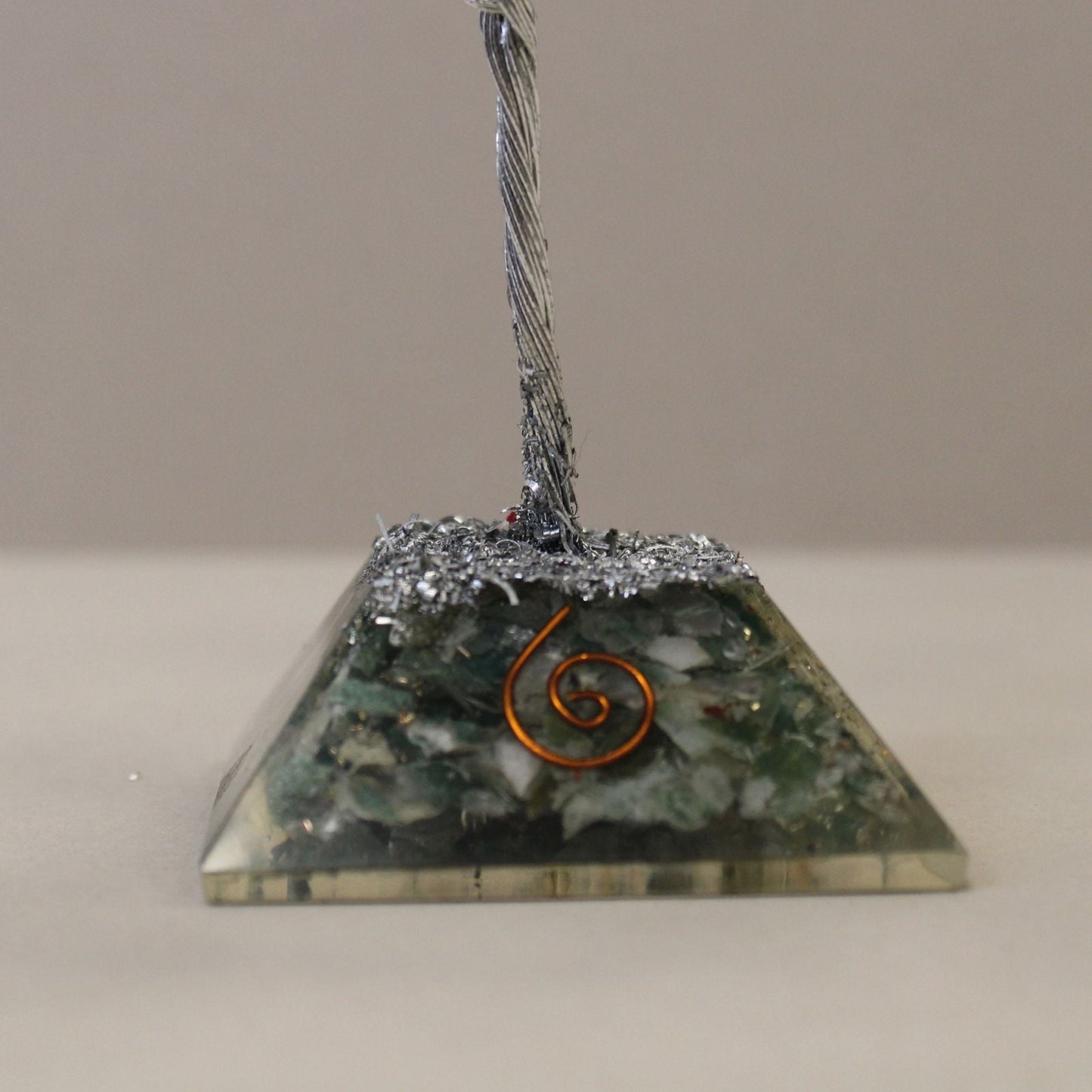 Moss Agate Gemstone Tree – 80 Stones con base de orgonita en pirámide de resina, detalle de alambre metálico y espiral de cobre