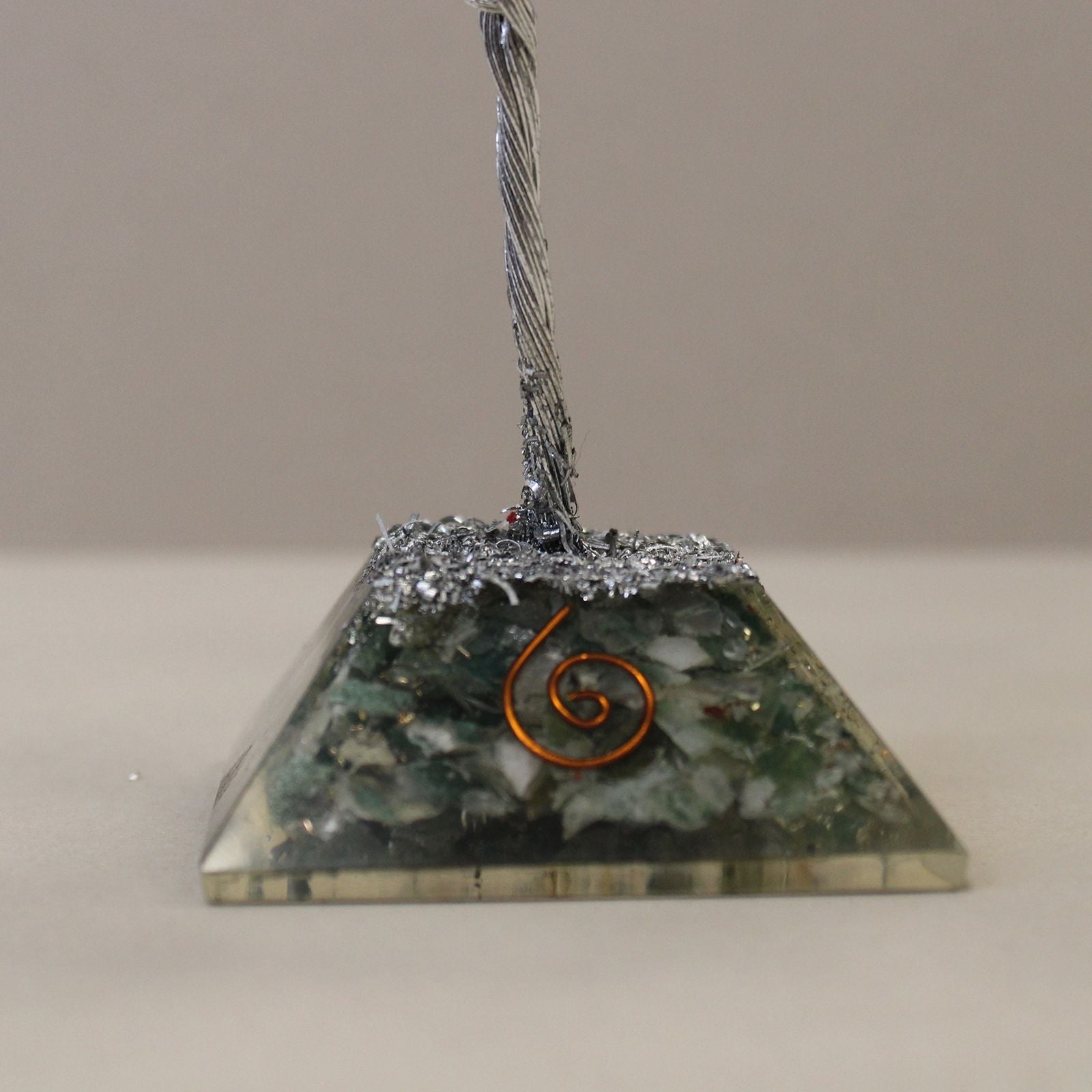 Moss Agate Gemstone Tree – 80 Stones con base de orgonita en pirámide de resina, detalle de alambre metálico y espiral de cobre