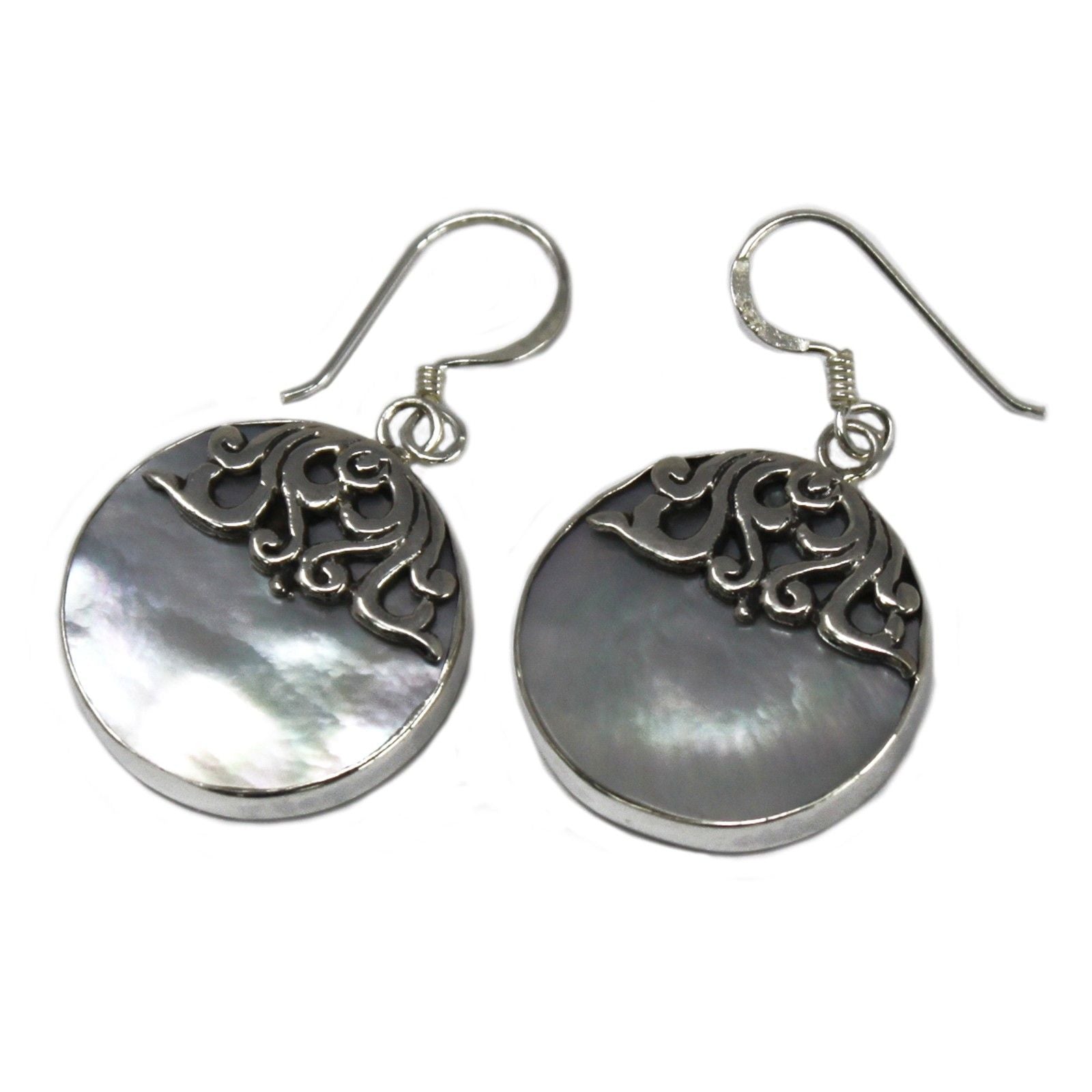 Örhängen i pärlemorskal & silver – Classic Disc-krokörhängen i sterlingsilver med rund pärlemorskiva och filigrandetalj