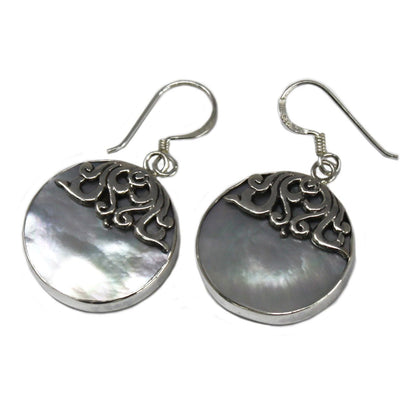 Örhängen i pärlemorskal & silver – Classic Disc-krokörhängen i sterlingsilver med rund pärlemorskiva och filigrandetalj
