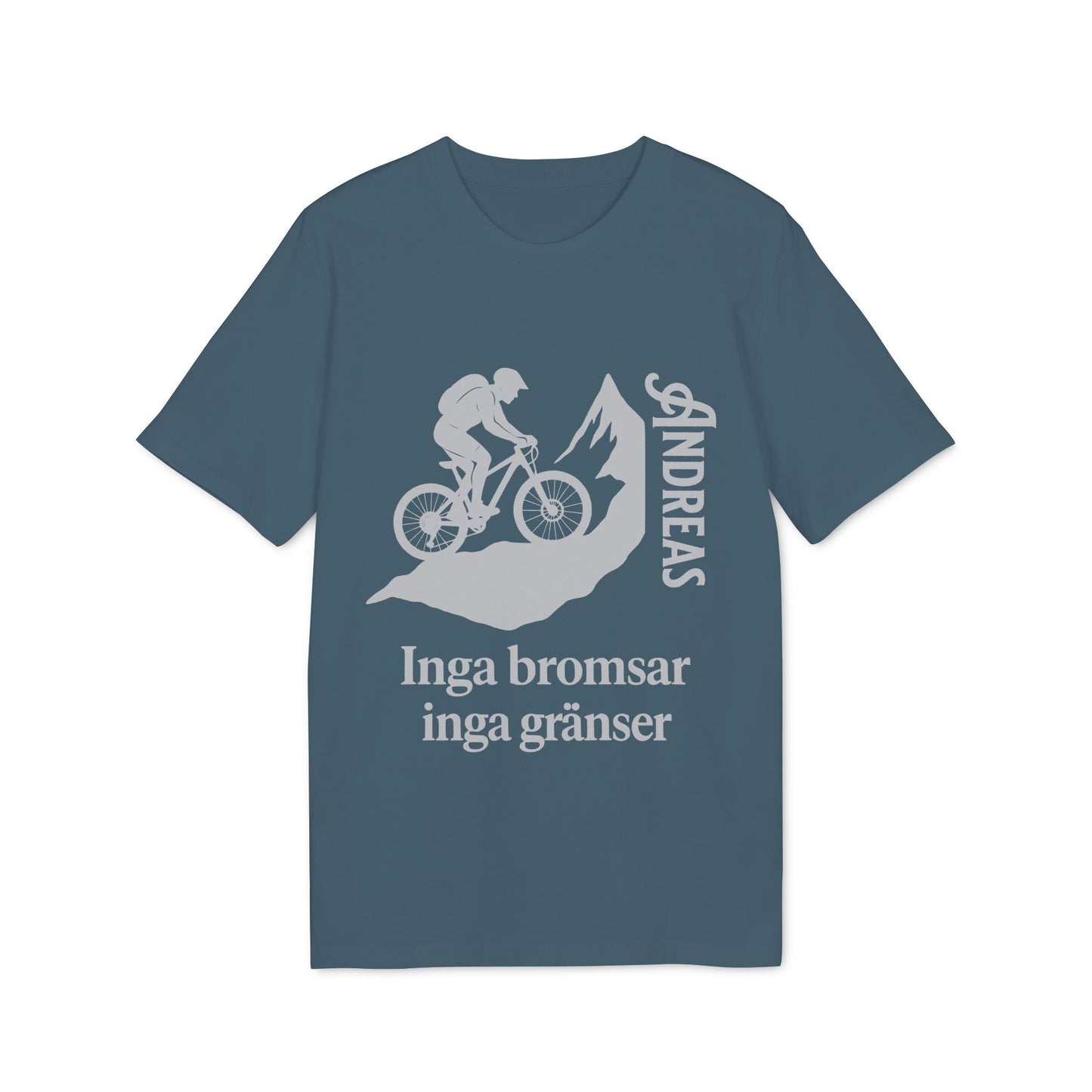 Mountain Bike Namn Inga Bromsar Inga Gränser Sustainable Unisex Tee med cyklist- och bergmotiv samt texten "Inga bromsar inga gränser"