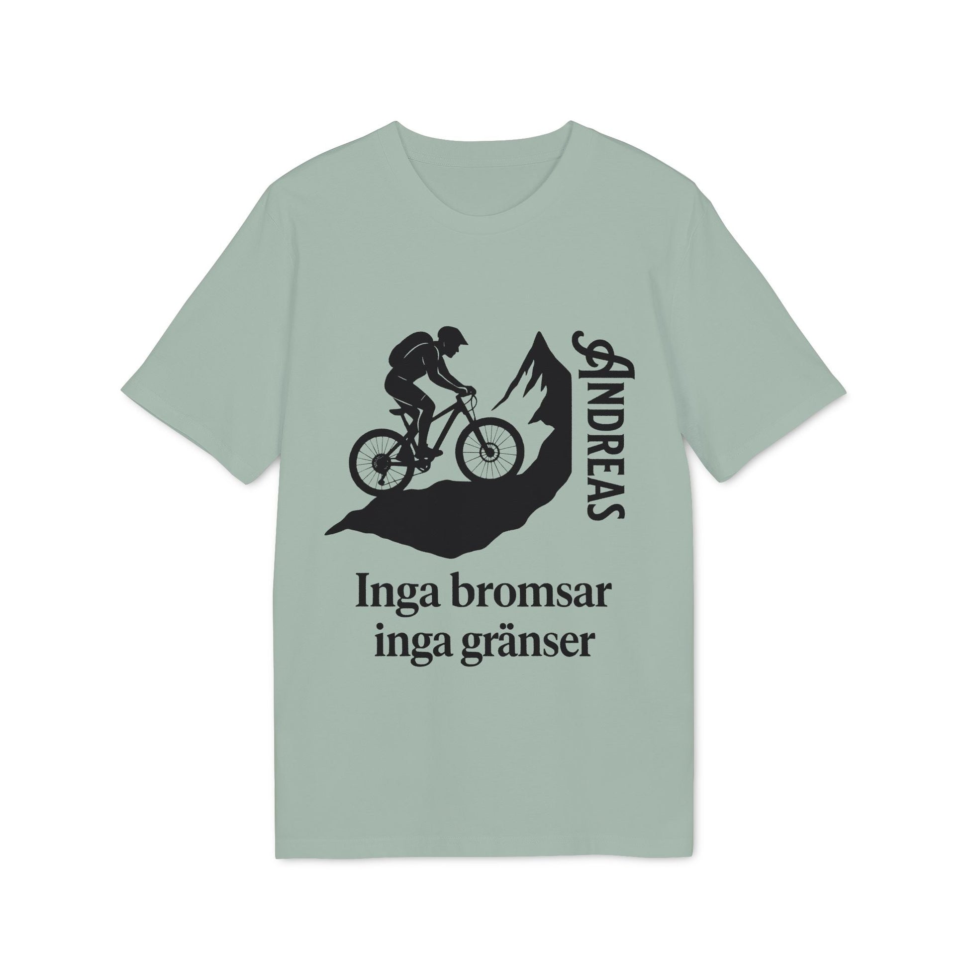 Mountain Bike Namn Inga Bromsar Inga Gränser Sustainable Unisex Tee med cyklist- och bergmotiv samt texten “Inga bromsar inga gränser”