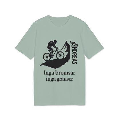 Mountain Bike Namn Inga Bromsar Inga Gränser Sustainable Unisex Tee med cyklist- och bergmotiv samt texten “Inga bromsar inga gränser”