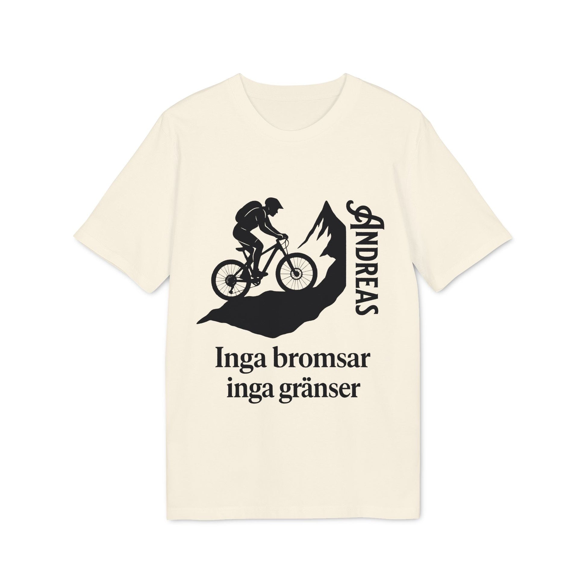 Mountain Bike Namn Inga Bromsar Inga Gränser Sustainable Unisex Tee med cyklist- och bergmotiv, texten “Inga bromsar inga gränser”